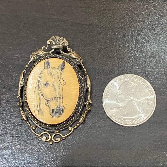 Vintage Unsigned Horse Cameo Brass-tone Brooch Pendant - Picture 8 of 12